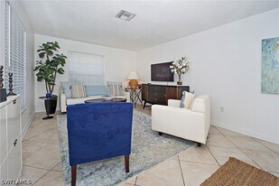 768 96th Ave N in Naples, FL - Building Photo