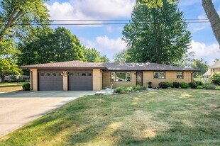 1686 N Teakwood Dr in Stevensville, MI - Building Photo