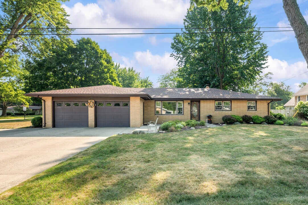 1686 N Teakwood Dr in Stevensville, MI - Foto de edificio