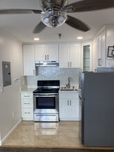 Bakman Hall in North Hollywood, CA - Building Photo - Building Photo