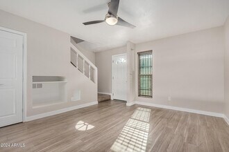 2424 E Tracy Ln in Phoenix, AZ - Building Photo - Building Photo