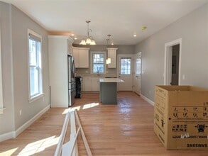 16 Bowen Ave, Unit 1A in Medford, MA - Building Photo - Building Photo
