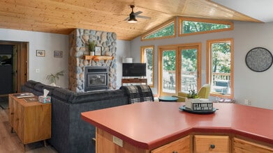15955 Bayview Dr NE in Parkers Prairie, MN - Foto de edificio - Building Photo