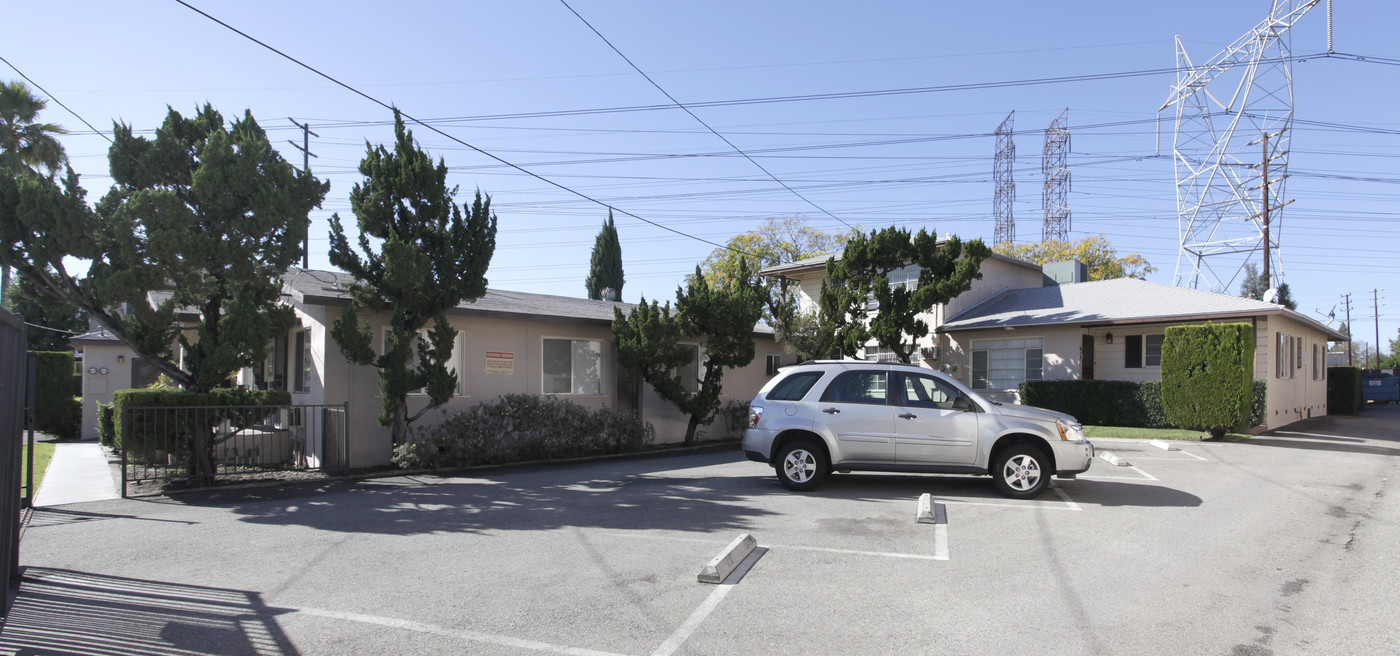 6251 Vineland Ave in North Hollywood, CA - Building Photo