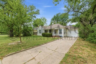 571 S Roosevelt St in Wichita, KS - Building Photo - Building Photo