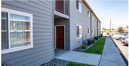 Village Apartments in Pendleton, OR - Building Photo - Building Photo