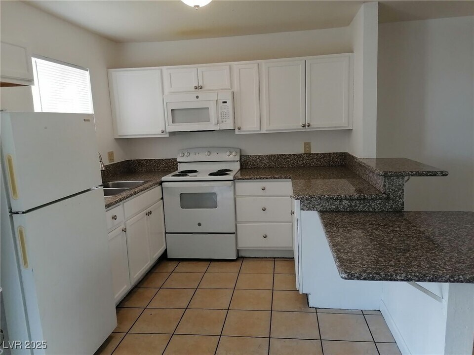 5406 S Swenson St in Las Vegas, NV - Building Photo