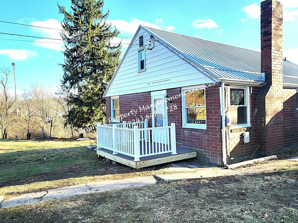 1390 Barclay Hill Rd in Beaver, PA - Building Photo