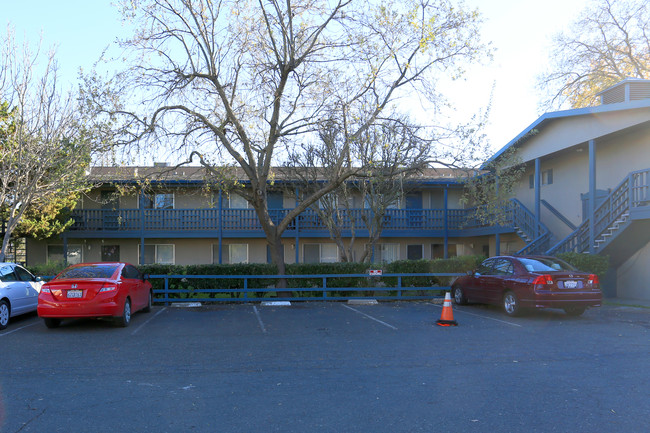 Colonial Apartments in Santa Rosa, CA - Foto de edificio - Building Photo