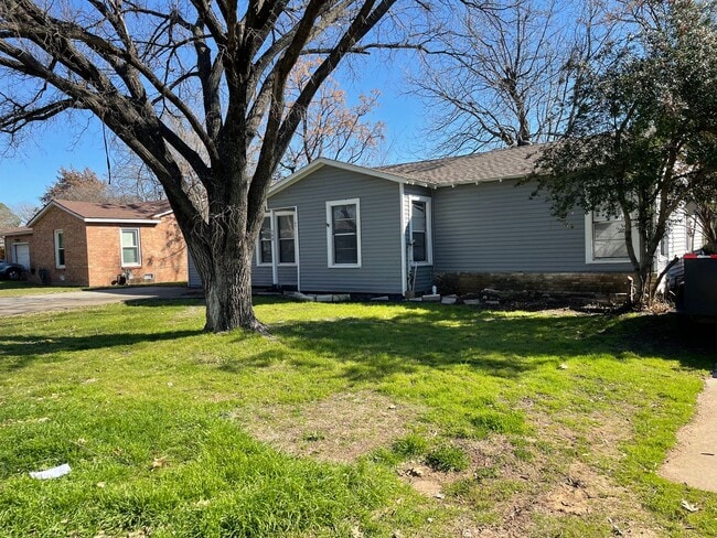 700 Harrison Ln in Hurst, TX - Foto de edificio - Building Photo