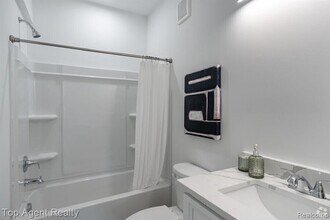 31811 Gabby Ct in New Baltimore, MI - Foto de edificio - Building Photo