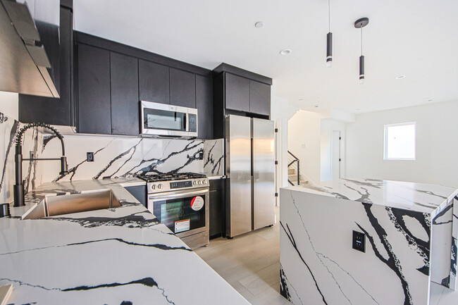 1223 N June St in Los Angeles, CA - Building Photo - Interior Photo