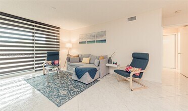 19801 E Country Club Dr in Aventura, FL - Building Photo - Building Photo