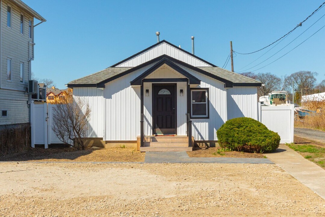 56 Riverdale Ave in Massapequa, NY - Building Photo