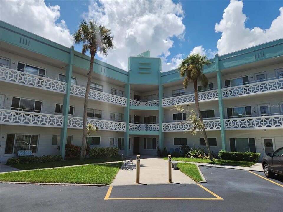 2455 Finlandia Ln in Clearwater, FL - Building Photo