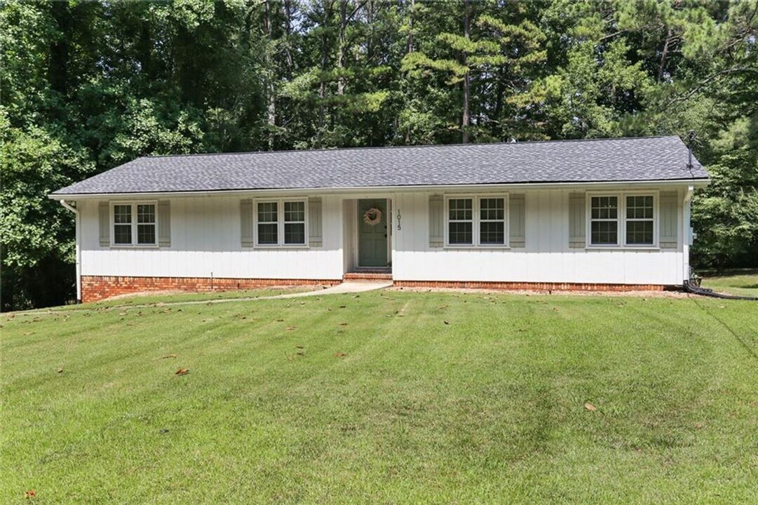 1015 Castlewood Dr in Woodstock, GA - Building Photo