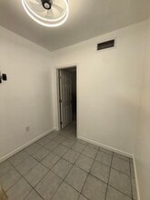 7615 SW 18th St, Unit ECONOMIC 2 bedroo1 bath in Miami, FL - Foto de edificio - Building Photo