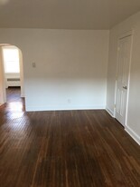 6932 Oakland St, Unit Oakland 2nd floor in Philadelphia, PA - Building Photo