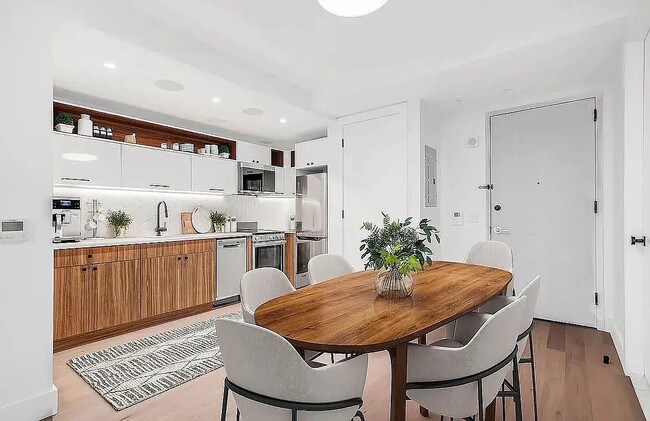 60 W 125th St
