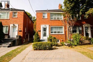 946 Eglinton Ave E in Toronto, ON - Building Photo