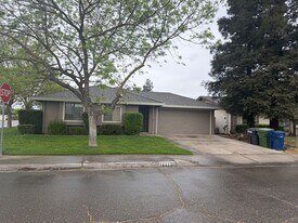 1693 Arlington Ct in Turlock, CA - Building Photo