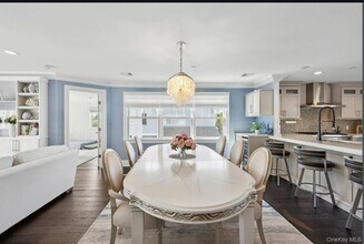 34 Village Green Dr in Southampton, NY - Building Photo - Building Photo