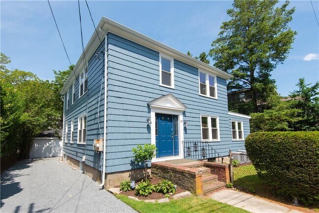 19 Earl Ave-Unit -1 in Newport, RI - Foto de edificio - Building Photo