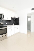 724 NW 3rd Ct in Hallandale Beach, FL - Building Photo