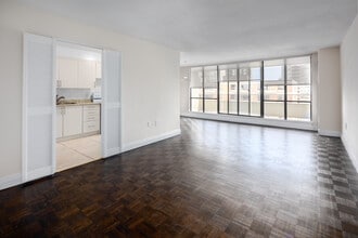 250 Heath in Toronto, ON - Building Photo - Interior Photo