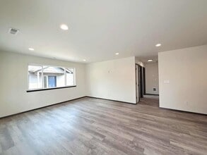 1214 N Baker Ave in East Wenatchee, WA - Building Photo - Building Photo