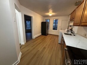 655 Washington St, Unit 1 in Brookline, MA - Foto de edificio - Building Photo