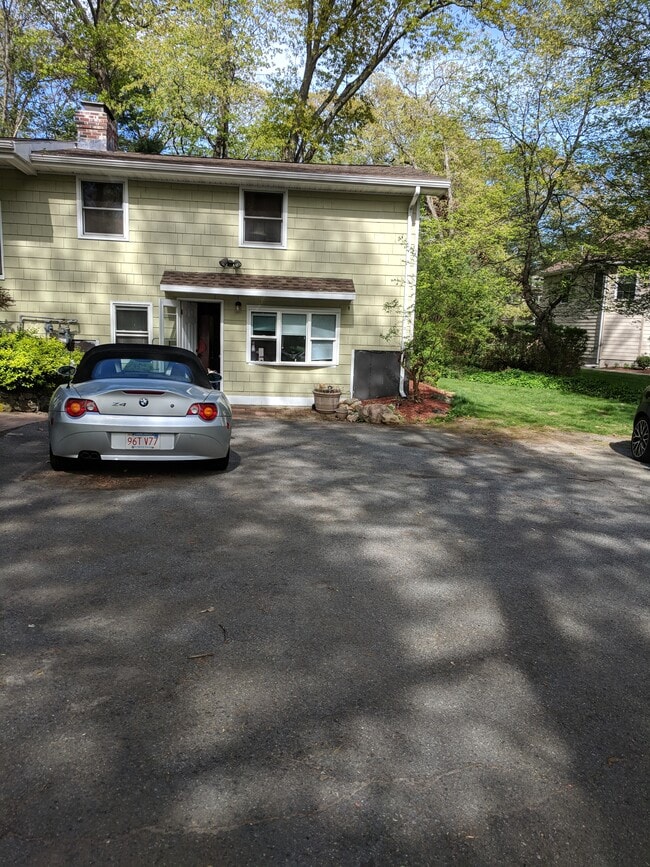 83 Locust St, Unit First floor in Burlington, MA - Foto de edificio - Building Photo
