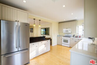 1059 E San Jose Ave in Burbank, CA - Foto de edificio - Building Photo