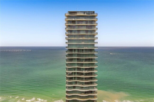 19575 Collins Ave, Unit 33 in Sunny Isles Beach, FL - Building Photo - Building Photo