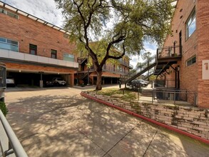 2205 N Lamar Blvd in Austin, TX - Foto de edificio - Building Photo