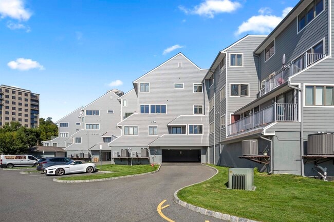 14A Riverview Cir in North Bergen, NJ - Building Photo - Building Photo