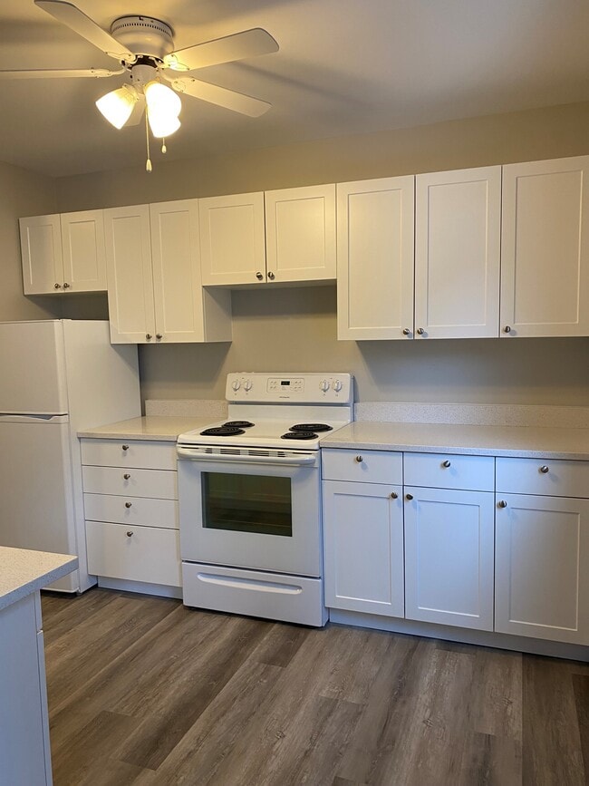 Hillcrest Manor in Edmonton, AB - Building Photo - Building Photo