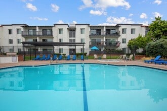 Huntington Vista in Huntington Beach, CA - Foto de edificio - Building Photo