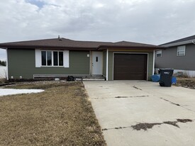 407 11th St NW in Mandan, ND - Building Photo