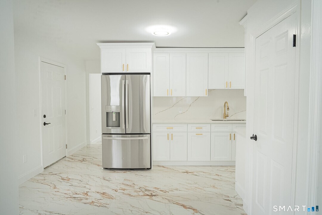 21 Oven Rock Rd in Bethel, CT - Building Photo