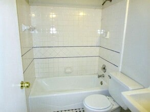 125A Clubhouse Dr SW in Leesburg, VA - Building Photo - Building Photo