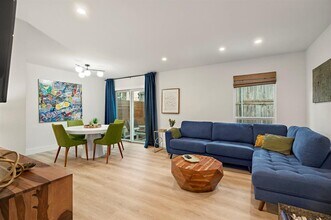 1206 Hollow Creek Dr in Austin, TX - Building Photo - Building Photo