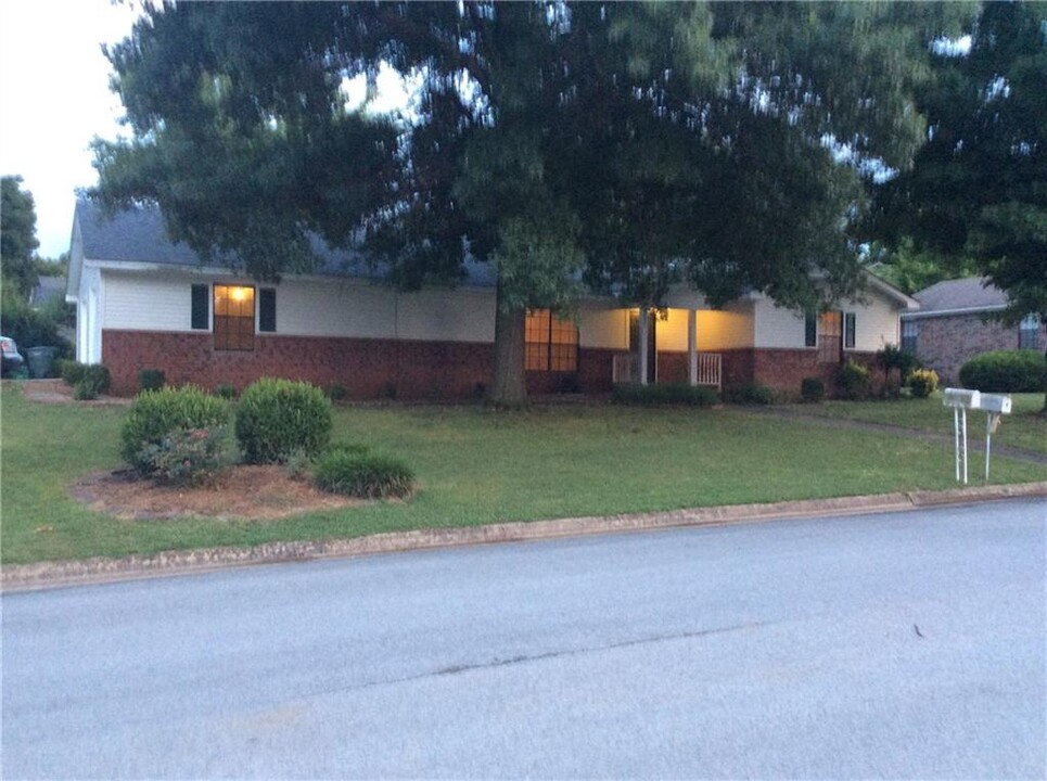 2225 E Jonquil Rd in Fayetteville, AR - Building Photo