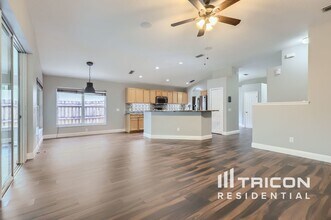 4718 Whispering Wind Ave in Tampa, FL - Building Photo - Building Photo