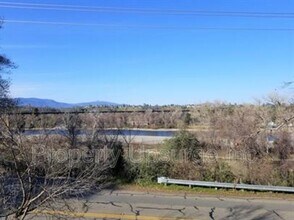 1553 Riverside Dr in Redding, CA - Building Photo - Building Photo