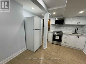 2401 Hemlock Ct in Burlington, ON - Building Photo - Building Photo