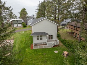 220 Cliff St in Depoe Bay, OR - Building Photo - Building Photo