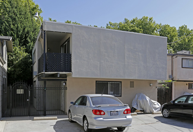 2710 E St in Sacramento, CA - Foto de edificio - Building Photo