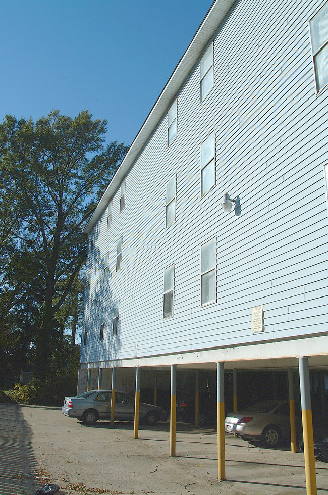 Colley Bay Apartments in Norfolk, VA - Building Photo - Building Photo