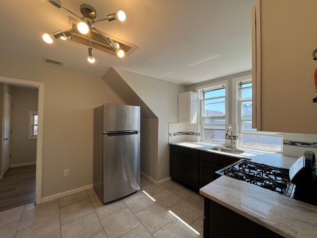 223 Cator Ave, Unit 3 in Jersey City, NJ - Foto de edificio - Building Photo